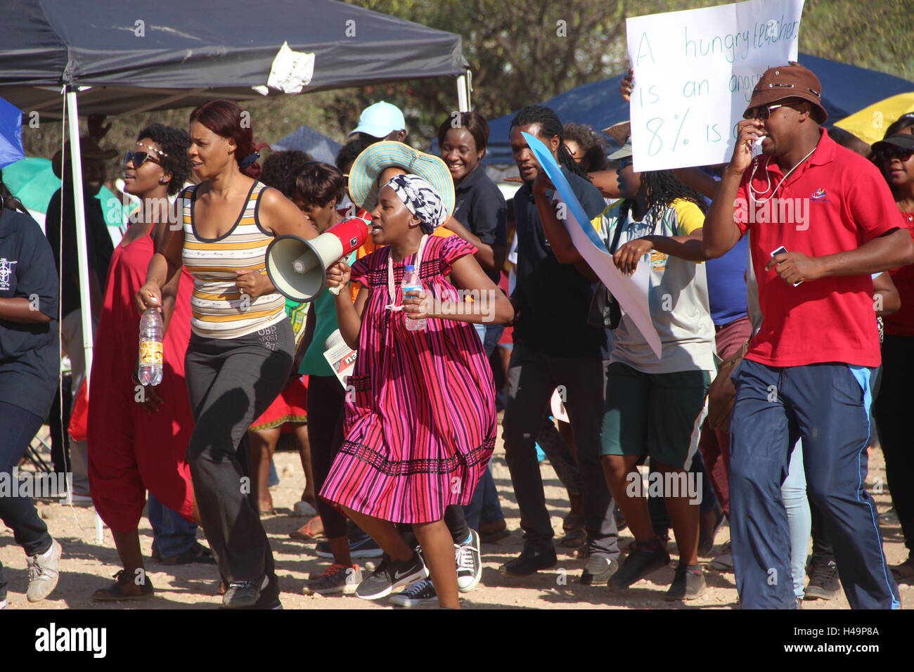 Windhoek. 13. Oktober 2016. Schullehrer marschieren mit Plakaten während am 13. Oktober 2016 zu einem landesweiten Streik in der namibischen Hauptstadt Windhoek. Die Nationale Lehrergewerkschaft Namibia beschlossen, seine mehr als 20.000 Mitglieder auf einen unbefristeten Streik führen Donnerstag fordern eine Gehalt von 8 % zu erhöhen. © Nampa/Xinhua/Alamy Live-Nachrichten Stockfoto