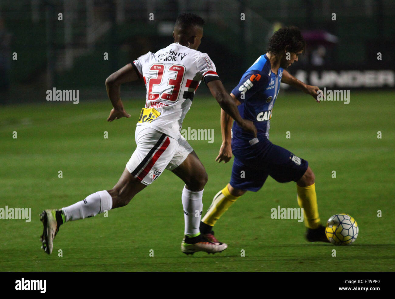SÃO PAULO, SP - 13.10.2016: SÃO PAULO X SANTOS - Victor Ferraz und Thiago Mendes während des Spiels zwischen Sao Paulo Vs Santos Spiel gültig für die 30. Runde der brasilianischen Meisterschaft 2016 im Pacaembu-Stadion, West Zone von São Paulo, SP ausgetragen. (Foto: Ricardo Moreira/Fotoarena) Stockfoto