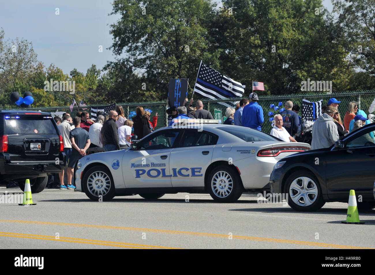 Polizisten, Feuerwehrleute und Zivilisten zu sammeln, auf einen Autobahn-Überführung zu einem gefallenen Polizisten Credit respektieren: Kommunikation Bilder/Alamy Live News Stockfoto