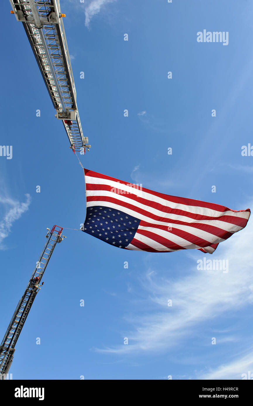 Polizisten, Feuerwehrleute und Zivilisten zu sammeln, auf einen Autobahn-Überführung zu einem gefallenen Polizisten Credit respektieren: Kommunikation Bilder/Alamy Live News Stockfoto