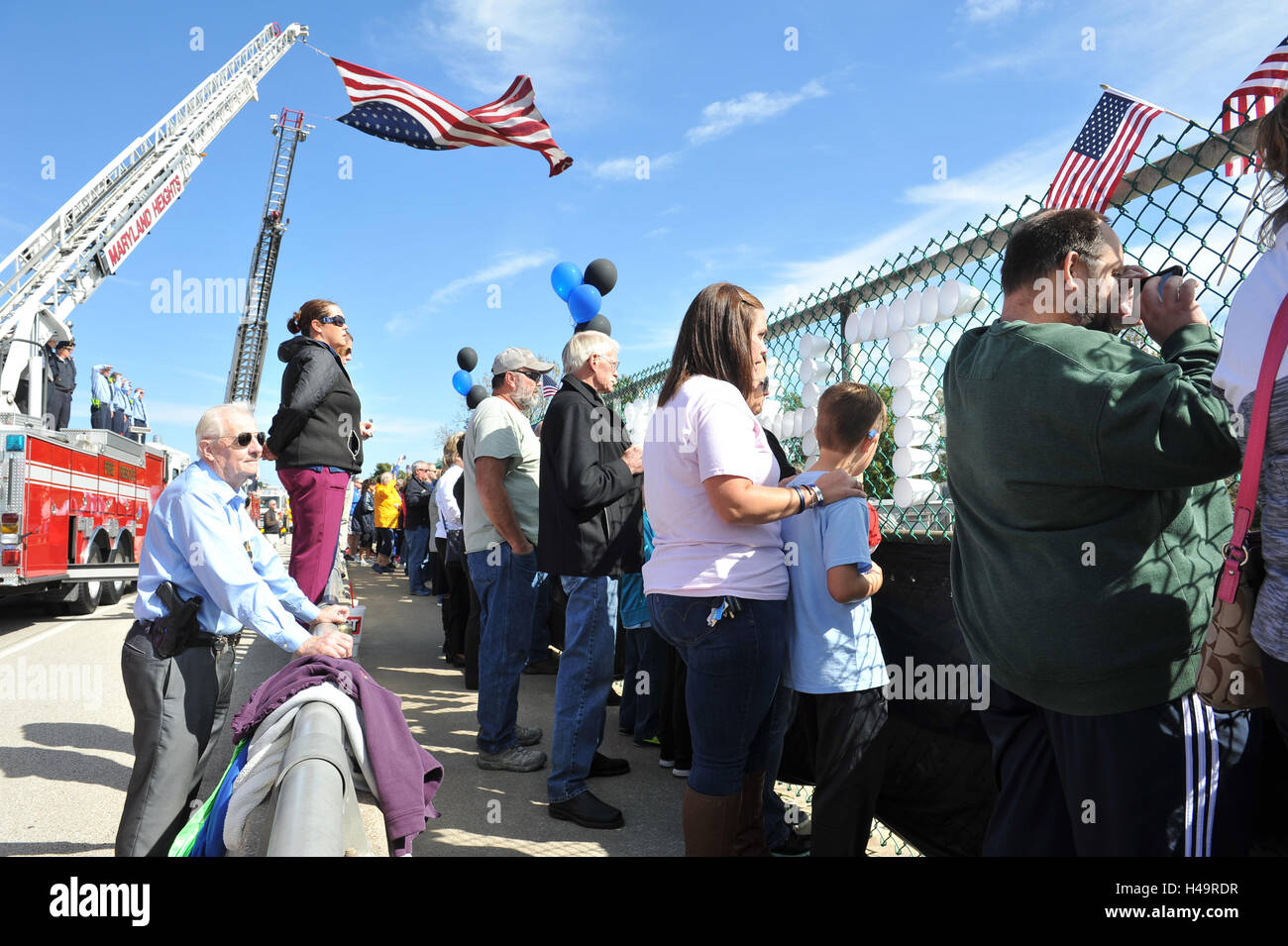 Polizisten, Feuerwehrleute und Zivilisten zu sammeln, auf einen Autobahn-Überführung zu einem gefallenen Polizisten Credit respektieren: Kommunikation Bilder/Alamy Live News Stockfoto