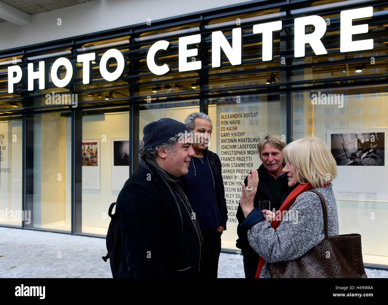 Prag, Tschechische Republik. 13. Oktober 2016. Von links, VII Fotografen Ron Haviv und Ed Kashi, ehemalige Reuters-Fotograf und Czech Press Photo Jury Vorsitzender Petr Josek und Fotografin Liba Taylor Chat bei Eröffnung des neuen Multi-Genre Platz Tschechische Foto Zentrum in Prag, Tschechische Republik, zusammen mit Fotoagentur VII Ausstellung Vernissage am Donnerstag, 13. Oktober 2016. © Roman Vondrous/CTK Foto/Alamy Live-Nachrichten Stockfoto
