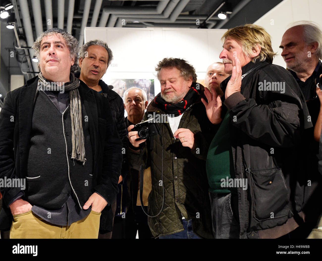 Prag, Tschechische Republik. 13. Oktober 2016. Von links, VIIS Fotografen Ron Haviv, Ed Kashi und Antonin Kratochvil, ehemalige Reuters-Fotograf und Czech Press Photo Jury Vorsitzender Petr Josek und Czech Press Photo Jurymitglied Tamas Szigeti Chat bei Eröffnung des neuen Multi-Genre Platz Tschechische Foto Zentrum in Prag, Tschechische Republik, zusammen mit Fotoagentur VII Ausstellung Vernissage am Donnerstag, 13. Oktober 2016. © Roman Vondrous/CTK Foto/Alamy Live-Nachrichten Stockfoto