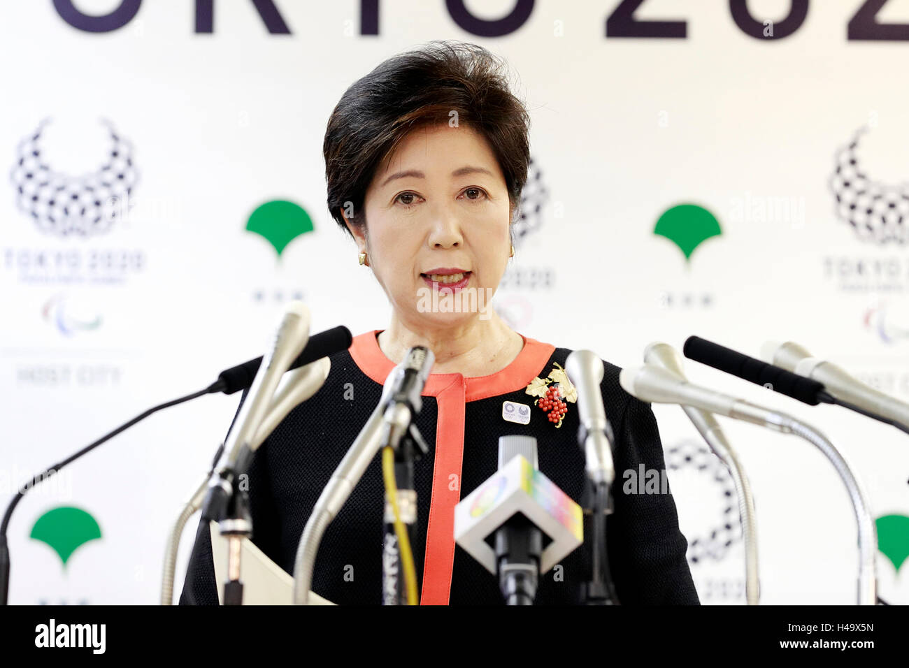 Tokio, Japan. 14. Oktober 2016. Tokyo Gouverneur Yuriko Koike spricht bei einer regelmäßigen wöchentlichen Pressekonferenz das Tokyo Metropolitan Government Building am 14. Oktober 2016, Tokio, Japan. Koike beantwortete Fragen aus den Medien über den laufenden Toyosu Markt-Skandal und sagte, dass sie noch ehemalige Gouverneur Shintaro Ishihara Anweisung wartet. Ishihara behauptet nicht, denken Sie daran, dass alles im Zusammenhang mit dem neuen Markt Bau. Bildnachweis: Aflo Co. Ltd./Alamy Live-Nachrichten Stockfoto