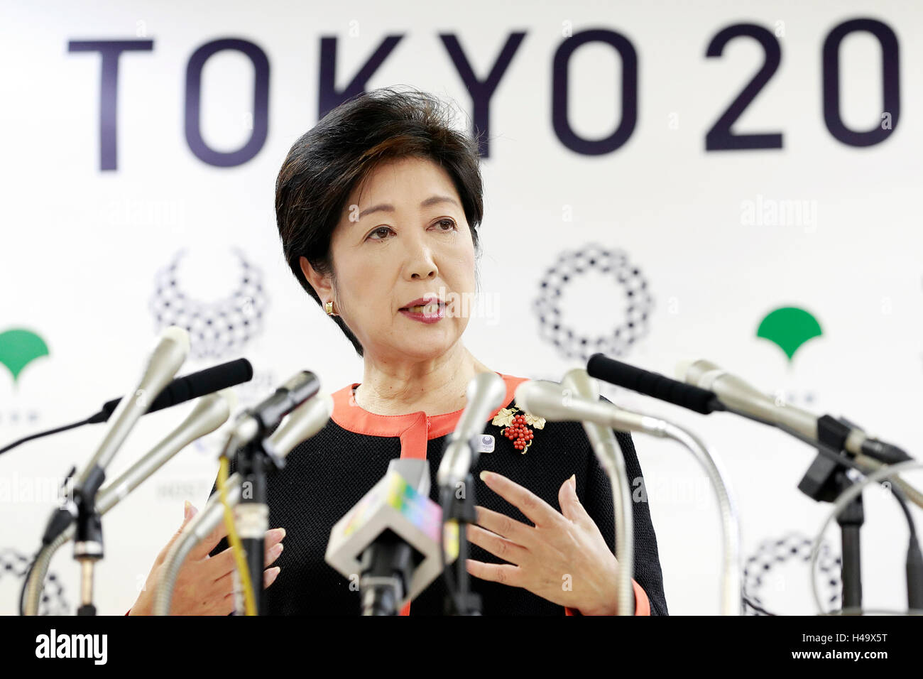 Tokio, Japan. 14. Oktober 2016. Tokyo Gouverneur Yuriko Koike spricht bei einer regelmäßigen wöchentlichen Pressekonferenz das Tokyo Metropolitan Government Building am 14. Oktober 2016, Tokio, Japan. Koike beantwortete Fragen aus den Medien über den laufenden Toyosu Markt-Skandal und sagte, dass sie noch ehemalige Gouverneur Shintaro Ishihara Anweisung wartet. Ishihara behauptet nicht, denken Sie daran, dass alles im Zusammenhang mit dem neuen Markt Bau. Bildnachweis: Aflo Co. Ltd./Alamy Live-Nachrichten Stockfoto