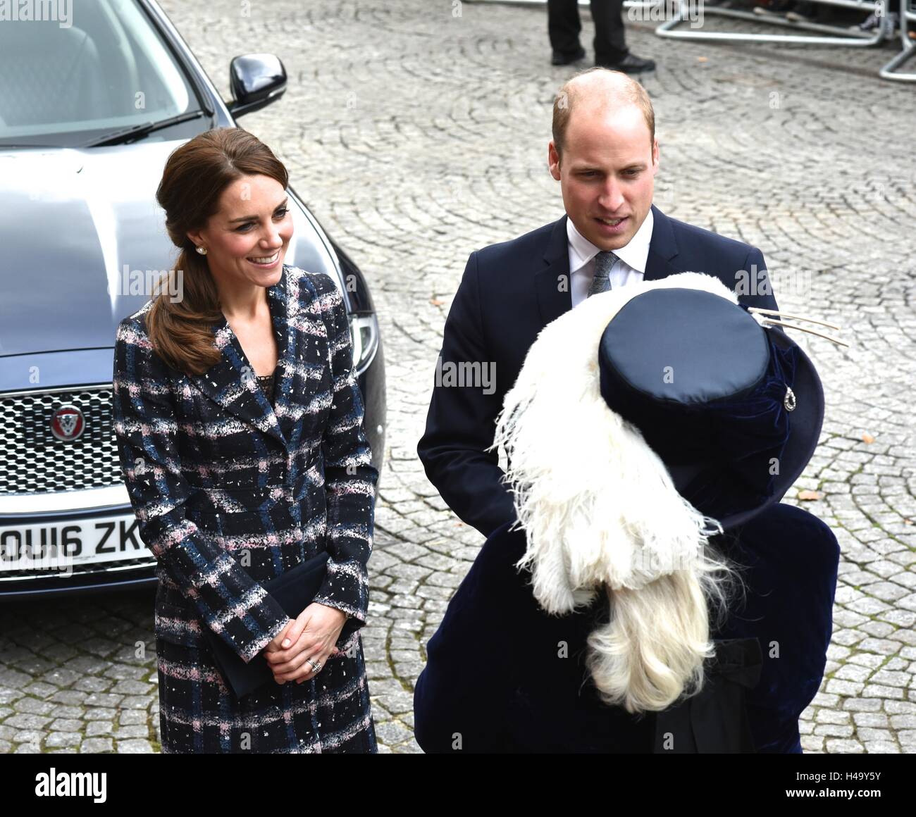 Manchester, UK. 14. Oktober 2016. Der Herzog und die Herzogin von Cambridge kommen im Rathaus vor der Teilnahme an einer Zeremonie am Cenotaph, wo sie Gedenkmünzen Pflastersteine Ehren Manchesters sechs Victoria-Kreuz-Empfänger, als Teil der Kampagne des ersten Weltkriegs legen werden. Bildnachweis: John Fryer/Alamy Live-Nachrichten Stockfoto