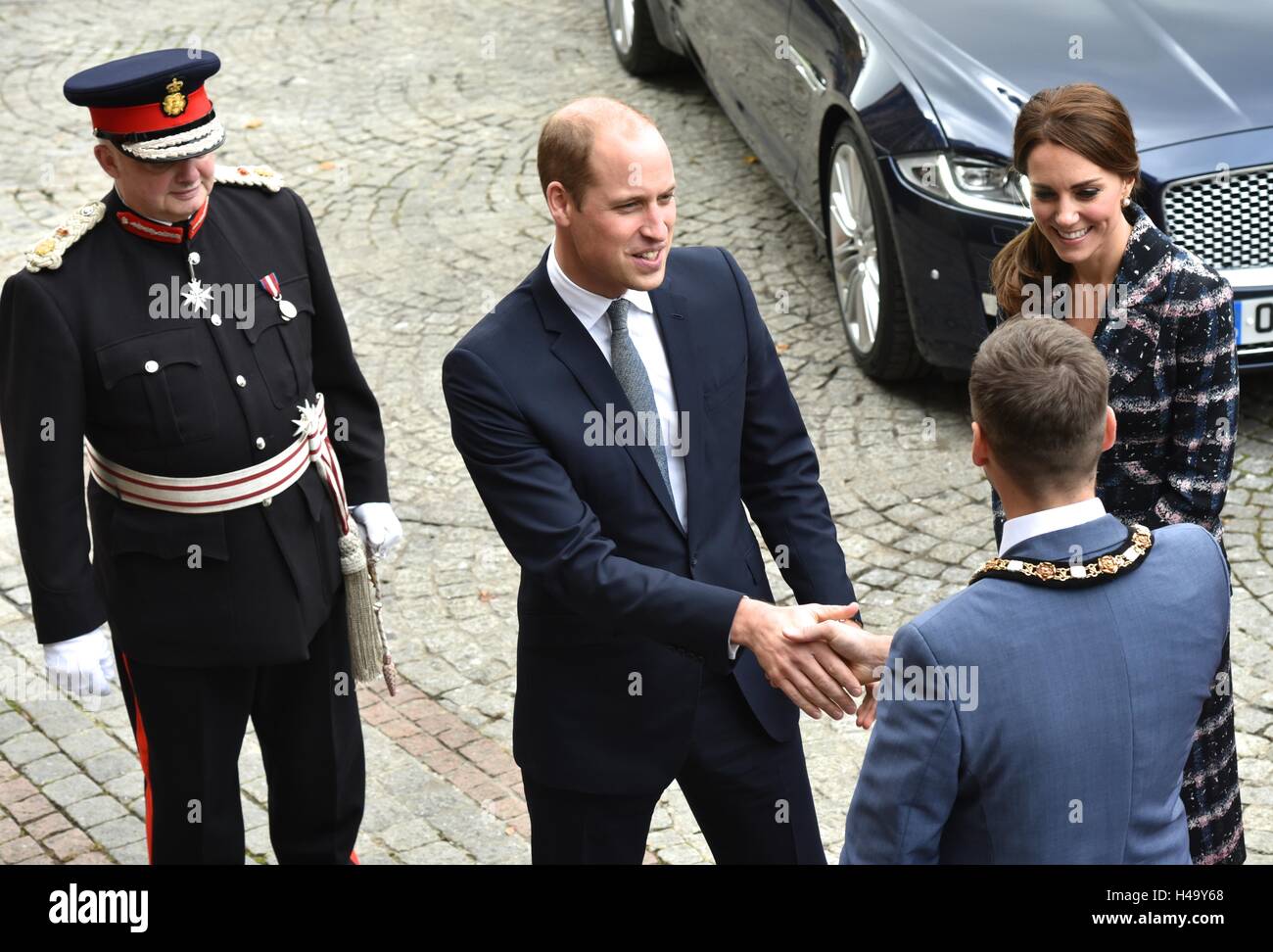 Manchester, UK. 14. Oktober 2016. Der Herzog und die Herzogin von Cambridge kommen im Rathaus vor der Teilnahme an einer Zeremonie am Cenotaph, wo sie Gedenkmünzen Pflastersteine Ehren Manchesters sechs Victoria-Kreuz-Empfänger, als Teil der Kampagne des ersten Weltkriegs legen werden. Bildnachweis: John Fryer/Alamy Live-Nachrichten Stockfoto