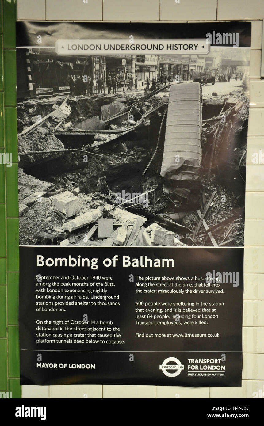 London, UK. 14. Oktober 2016. Die enthüllte Gedenktafel erinnert an 60 Tote bei einem Bombenangriff in der Nacht des 14. Oktober 1940 als eine 1.400 kg-Bombe auf Balham High Road fiel, verursachen einen großen Krater in der Straße. Dies führte zu einer Flut von Tausenden Gallonen von Abwasser und Wasser in die Station.  Die Kraft der Explosion und anschließende Hochwasser verursachte den Zusammenbruch von 26ft/7,9 m des Tunnels und blockiert eine weitere 120 Yards/109,7 m vier Monate zu löschen. Bildnachweis: Michael Preston/Alamy Live-Nachrichten Stockfoto