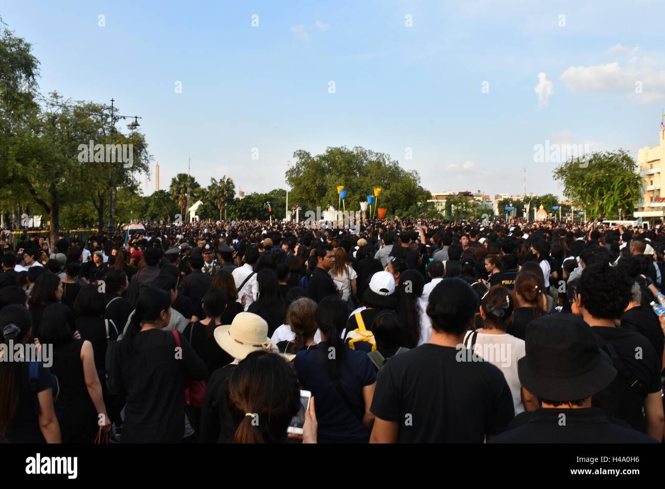 Bangkok, Thailand. 14. Oktober 2016. Massen von Menschen verlassen den Palast der Könige nach der Zahlung gegenüber dem König. Bildnachweis: rmf.image/Alamy Live News. Stockfoto