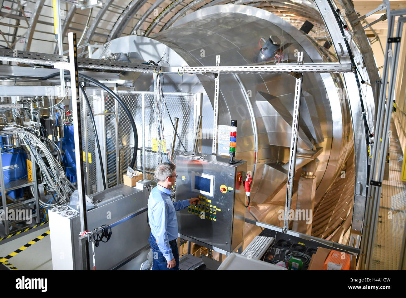 Aufgabe-Führer für die Spektrometer-Abteilung, Thomas Thummler, steht am Institut für Technologie Karlsruhe zu Beginn der Messung Dienst eine Skala Weighung ca. 200 Tonnen für Neutrinos in Eggenstein-Leopoldshafen, Deutschland, 14. Oktober 2016. Durch Verwendung von 600-Millionen-Euro-Steckbrett suchen die Forscher von der Karlsruher Tritium Neutrinoexperiment (Katrin) um herauszufinden, was Gewicht Neutrinos haben. Foto: UWE ANSPACH/dpa Stockfoto