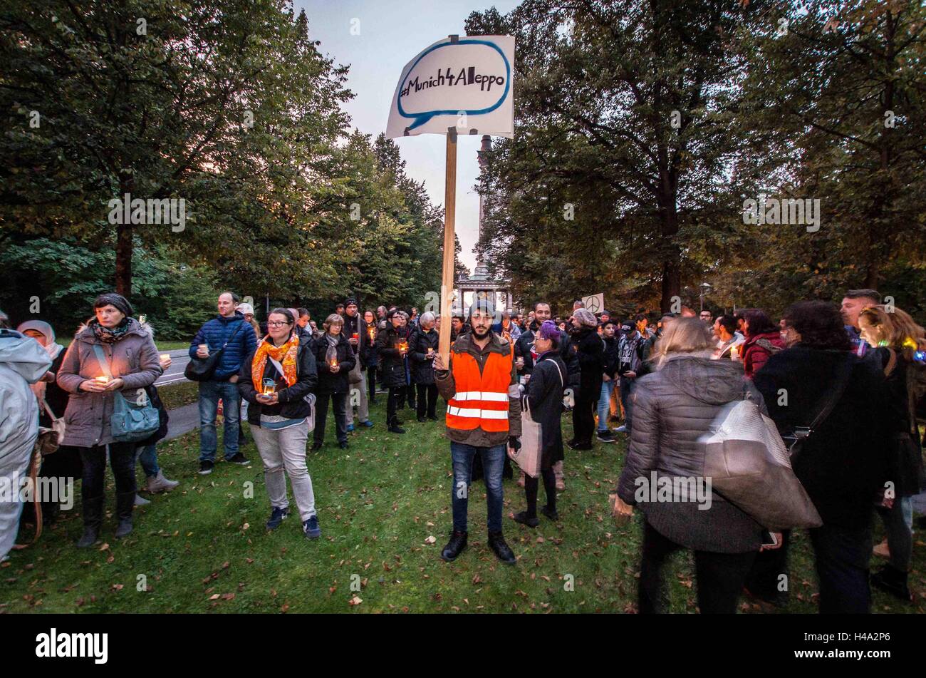 Einige 600 6itizens München erstellt eine Menschenkette zwischen den USA und russischen Konsulate um Licht an die Front in Aleppo, Syrien zu bringen. Zum Abschluss wurde ein Peace-Zeichen vorgestellt, ein Vertreter der USA Konsulat, während Vertreter des russischen Konsulats auf Anträge auf Teilnahme nicht reagierte. 14. Oktober 2016. Nur kurze Zeit vor radikalen Neonazis von der NPD Partei eine Kundgebung prorussischen, Pro-Putin vor der US-Konsulat als Provokation gegen die Vereinigten Staaten. © Sachelle Babbar/ZUMA Draht/Alamy Live-Nachrichten Stockfoto