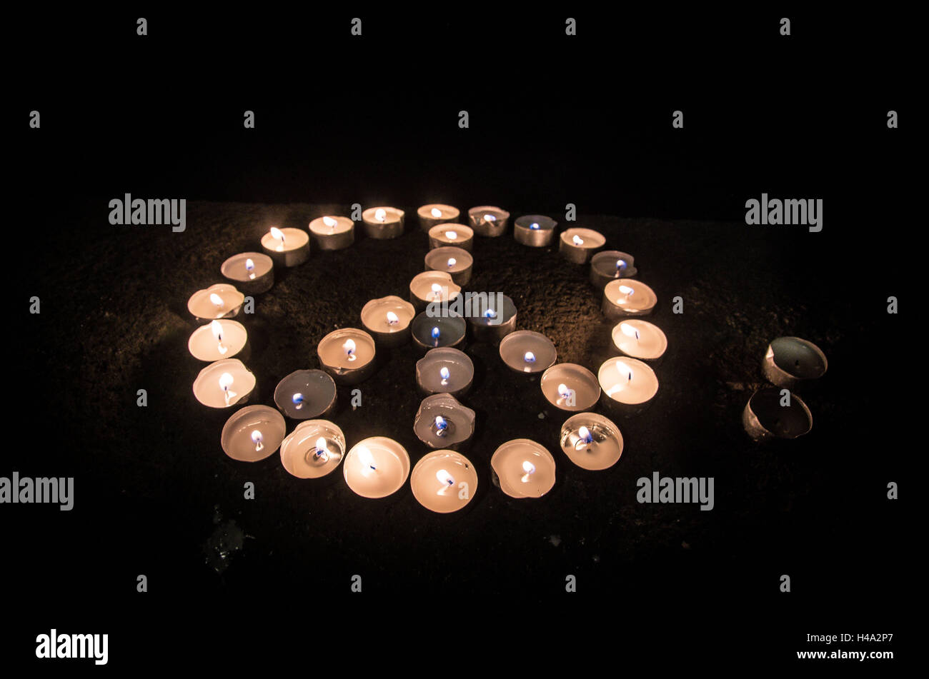 Einige 600 6itizens München erstellt eine Menschenkette zwischen den USA und russischen Konsulate um Licht an die Front in Aleppo, Syrien zu bringen. Zum Abschluss wurde ein Peace-Zeichen vorgestellt, ein Vertreter der USA Konsulat, während Vertreter des russischen Konsulats auf Anträge auf Teilnahme nicht reagierte. 14. Oktober 2016. Nur kurze Zeit vor radikalen Neonazis von der NPD Partei eine Kundgebung prorussischen, Pro-Putin vor der US-Konsulat als Provokation gegen die Vereinigten Staaten. © Sachelle Babbar/ZUMA Draht/Alamy Live-Nachrichten Stockfoto