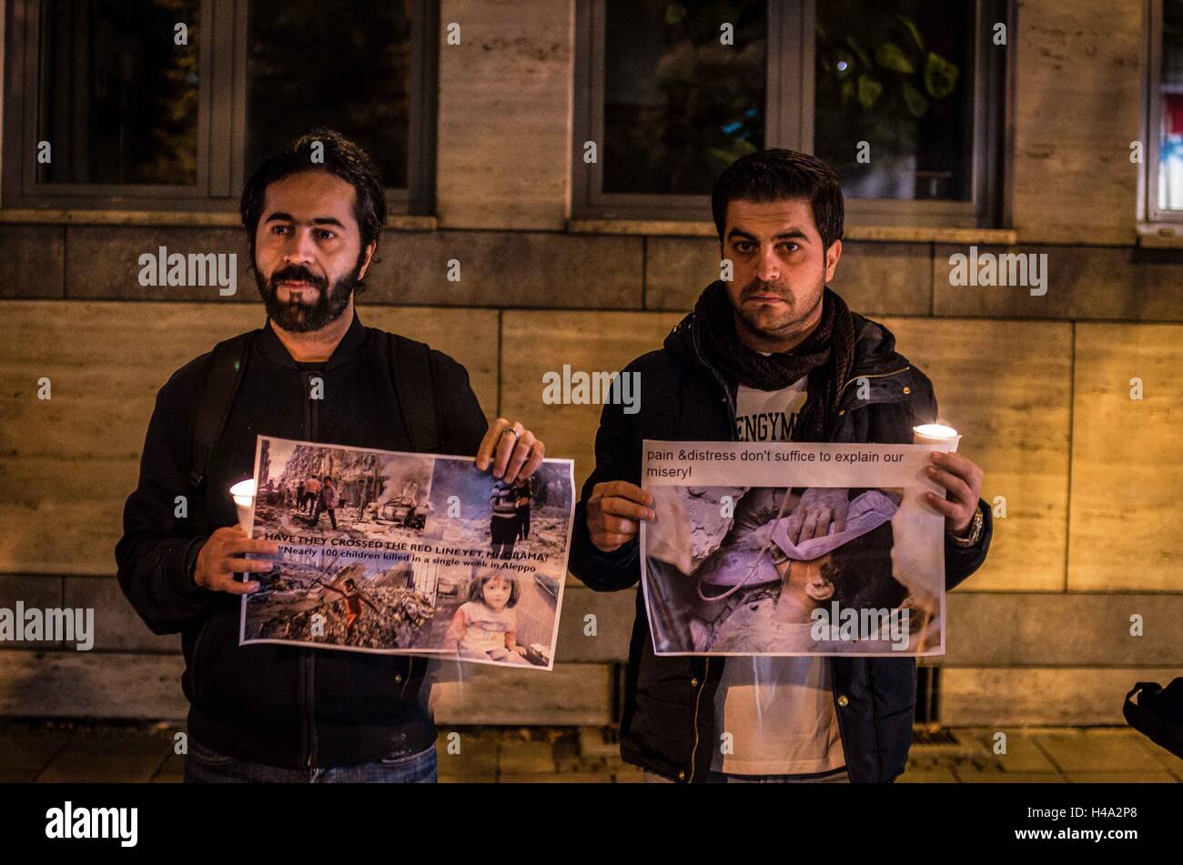 Einige 600 6itizens München erstellt eine Menschenkette zwischen den USA und russischen Konsulate um Licht an die Front in Aleppo, Syrien zu bringen. Zum Abschluss wurde ein Peace-Zeichen vorgestellt, ein Vertreter der USA Konsulat, während Vertreter des russischen Konsulats auf Anträge auf Teilnahme nicht reagierte. 14. Oktober 2016. Nur kurze Zeit vor radikalen Neonazis von der NPD Partei eine Kundgebung prorussischen, Pro-Putin vor der US-Konsulat als Provokation gegen die Vereinigten Staaten. © Sachelle Babbar/ZUMA Draht/Alamy Live-Nachrichten Stockfoto