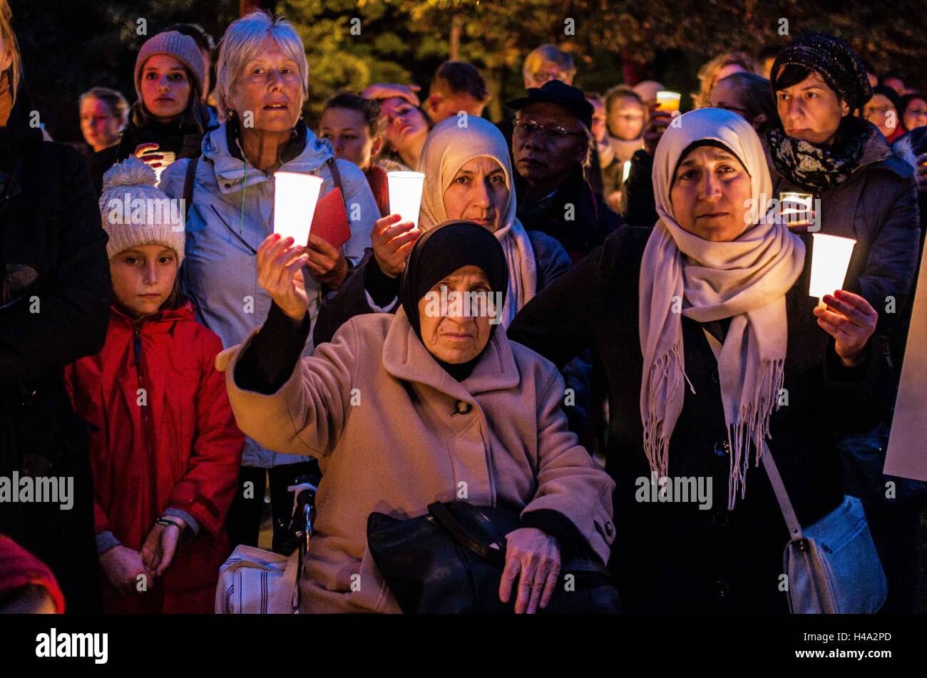 Einige 600 6itizens München erstellt eine Menschenkette zwischen den USA und russischen Konsulate um Licht an die Front in Aleppo, Syrien zu bringen. Zum Abschluss wurde ein Peace-Zeichen vorgestellt, ein Vertreter der USA Konsulat, während Vertreter des russischen Konsulats auf Anträge auf Teilnahme nicht reagierte. 14. Oktober 2016. Nur kurze Zeit vor radikalen Neonazis von der NPD Partei eine Kundgebung prorussischen, Pro-Putin vor der US-Konsulat als Provokation gegen die Vereinigten Staaten. © Sachelle Babbar/ZUMA Draht/Alamy Live-Nachrichten Stockfoto
