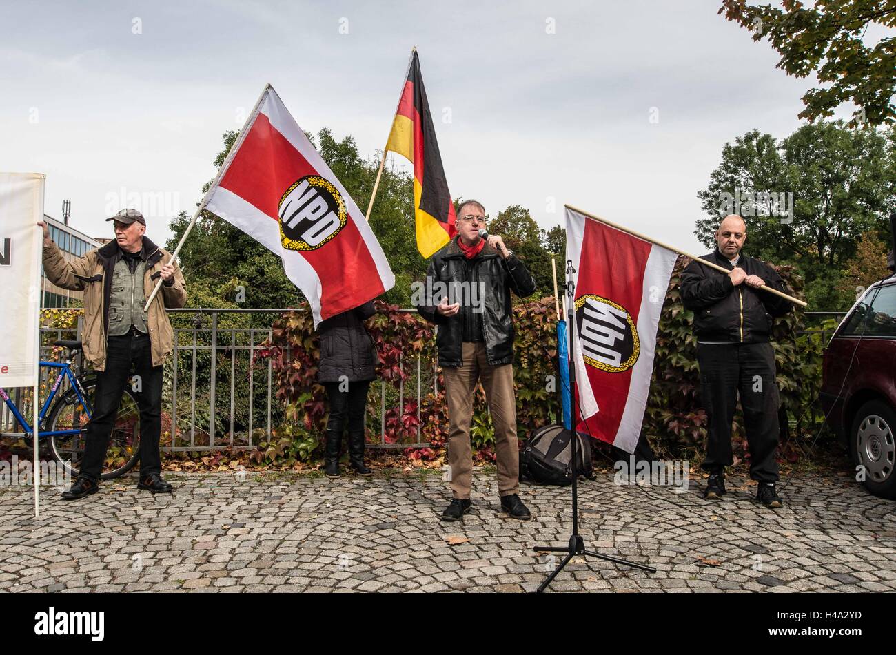 14. Oktober 2016 - der ultranationalistischen statt rechtsextremen nationale demokratische Partei von München ein Pro-Putin, prorussischen Kundgebung vor dem US-Konsulat in München. Polizei vor Ort versucht, die Berichterstattung in der Presse zu blockieren, indem Sie behaupten die US-Konsulat verboten-Fotografie in der Gegend, die durch das Konsulat selbst unwahr bestätigt wurde. Die NPD München ist explizit anti-amerikanisch und hat oft rechtsextremen Terroristen und Terrorverdächtige anwesend. Auch auf dem Podium war Münchner Stadtrat und Neonazi Karl Richter. Sie glauben auch, dass Deutschland ein '' besetztes Land '' durch die Nazis neve Stockfoto