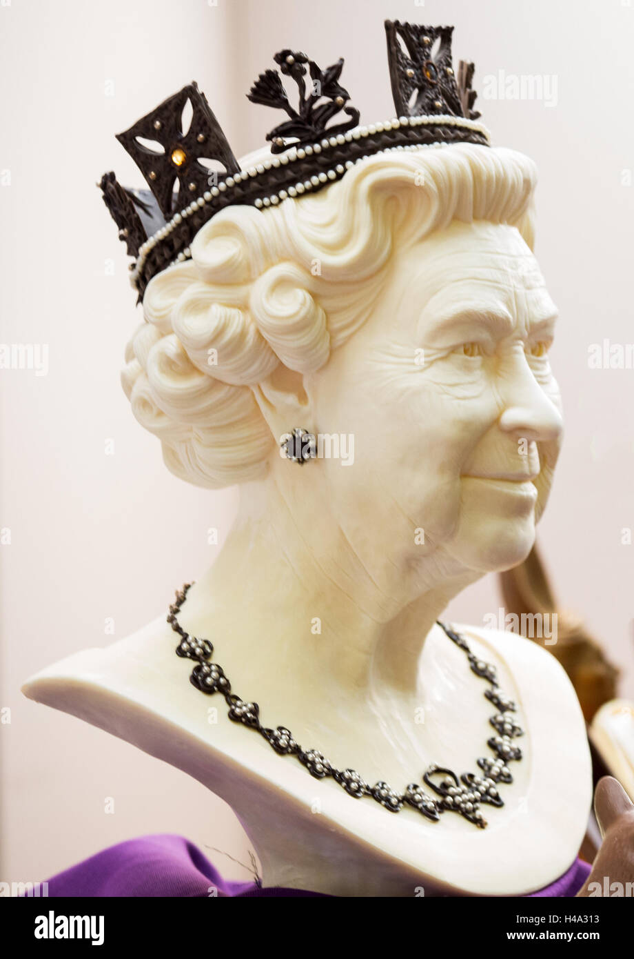 London, UK. 14. Oktober 2016. Weiße Schokolade Skulptur von Königin Elizabeth II auf der Schokolade Show an der Olympia London UK. © Laura De Meo/Alamy Live News Bildnachweis: Laura De Meo/Alamy Live-Nachrichten Stockfoto
