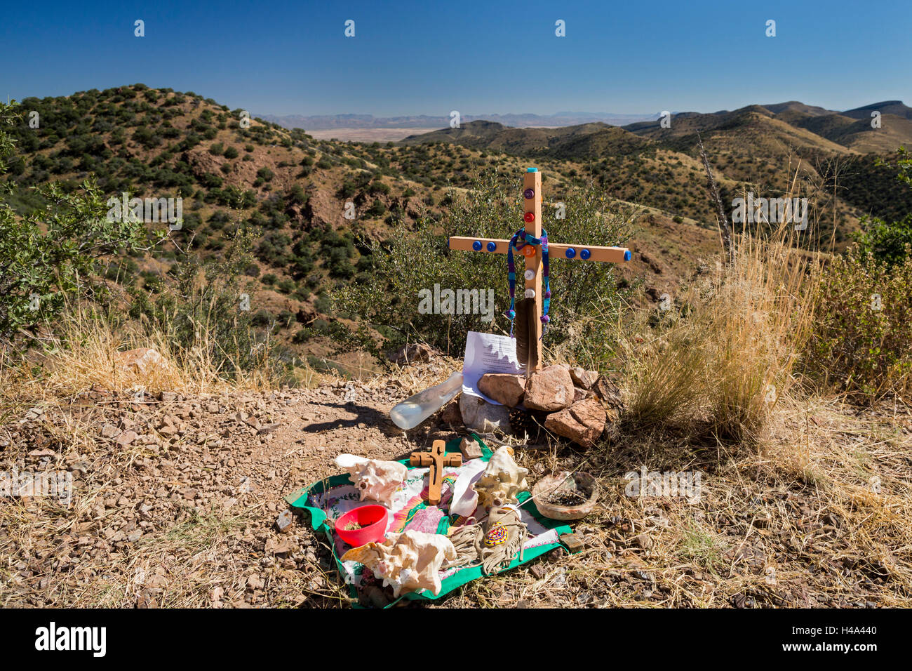 Bisbee, Arizona - Mitglieder der Armen Schulschwestern und ihrer Anhänger Pflanzen ein Kreuz in Mule Mountains in der Nähe der Stelle, wo die Reste von einem nicht identifizierten Migranten gefunden wurden. Hunderte von Migranten aus Mexiko und Mittelamerika haben in den letzten Jahren kamen ums Leben, als sie versuchten, US Border Patrol Prüfpunkte zu entziehen. Mehr als 400 Kreuze in der Wüste von Arizona, SSND und anderer Gruppen gepflanzt, jetzt markieren Sie die stellen, wo sie starb. Das Kreuz ist mit Kronkorken in der Wüste von Wasserflaschen, durchgeführt von Migrant/innen gefunden dekoriert. Bildnachweis: Jim West/Alamy Live-Nachrichten Stockfoto