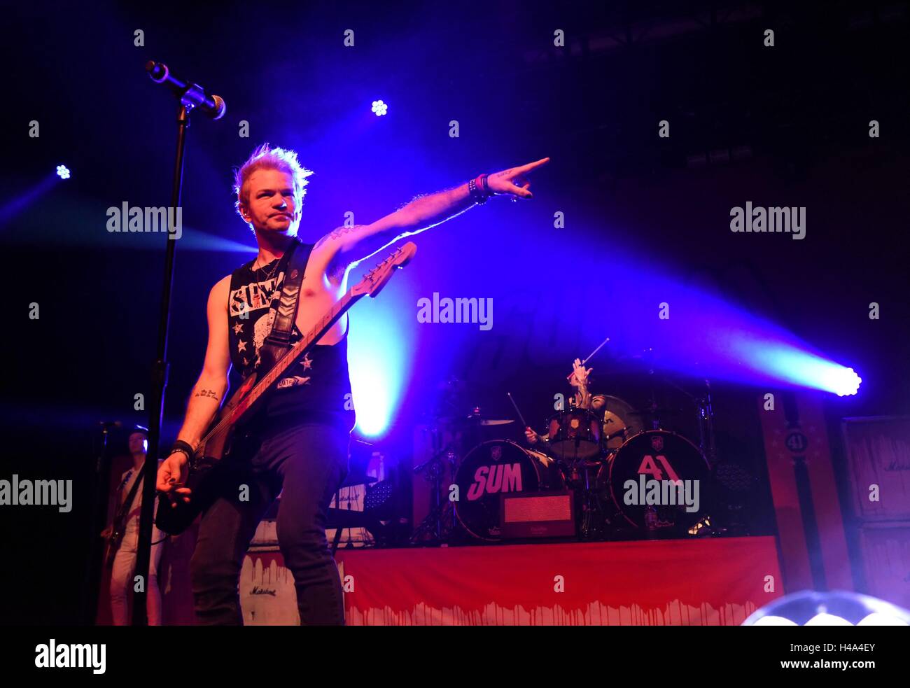 New York, NY, USA. 14. Oktober 2016. Deryck Whibley von Sum 41 auf der Bühne für Sum 41 "Don't Call es A Summe Back"-Tour, Playstation-Theater, New York, NY 14. Oktober 2016. Bildnachweis: Derek Sturm/Everett Collection/Alamy Live-Nachrichten Stockfoto