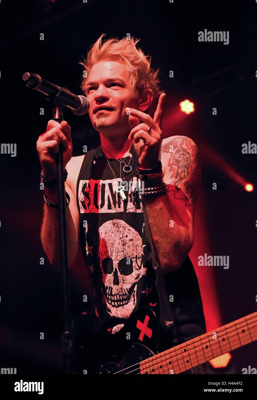 New York, NY, USA. 14. Oktober 2016. Deryck Whibley von Sum 41 auf der Bühne für Sum 41 "Don't Call es A Summe Back"-Tour, Playstation-Theater, New York, NY 14. Oktober 2016. Bildnachweis: Derek Sturm/Everett Collection/Alamy Live-Nachrichten Stockfoto