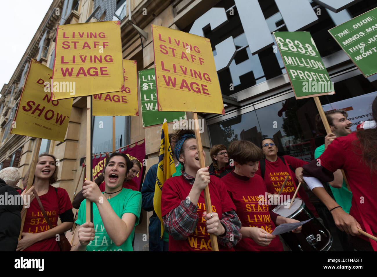 Hackney, London, UK. 15. Oktober 2016. Hackney Picturehouse Arbeiter gehen auf Streik und Bühne Protest mit noblen Kino Arbeiter und ihre Unterstützer in Hackney, zu verlangen, dass sie alle die existenzsichernden Lohn bezahlt werden. Picturehouse und noblen Management haben bis dato weigerte sich, erkennen Arbeiter Gewerkschaft, Mitarbeiter der existenzsichernden Lohn zu zahlen, gewähren akzeptabel Kranken, Mutterschaft und Vaterschaft bezahlen und Arbeiter um Löhne und Arbeitsbedingungen zu besprechen treffen wollte. Bildnachweis: Vickie Flores/Alamy Live-Nachrichten Stockfoto