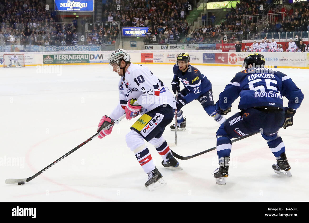 Ingolstadt, Bayern, Deutschland. 14. Oktober 2016. von links Spencer MACHCEK (Berlin / CAN), Brian SALCIDO (Ingolstadt/USA), Patrick KOEPPCHEN (Ingolstadt). Deutsche Eishockeyliga DEL, Spieltag 9, ERC Ingolstadt Vs Eisbaeren Berlin, Ingolstadt, Saturn Arena, 14. Oktober 2016, © Wolfgang Fehrmann/ZUMA Draht/Alamy Live News Stockfoto