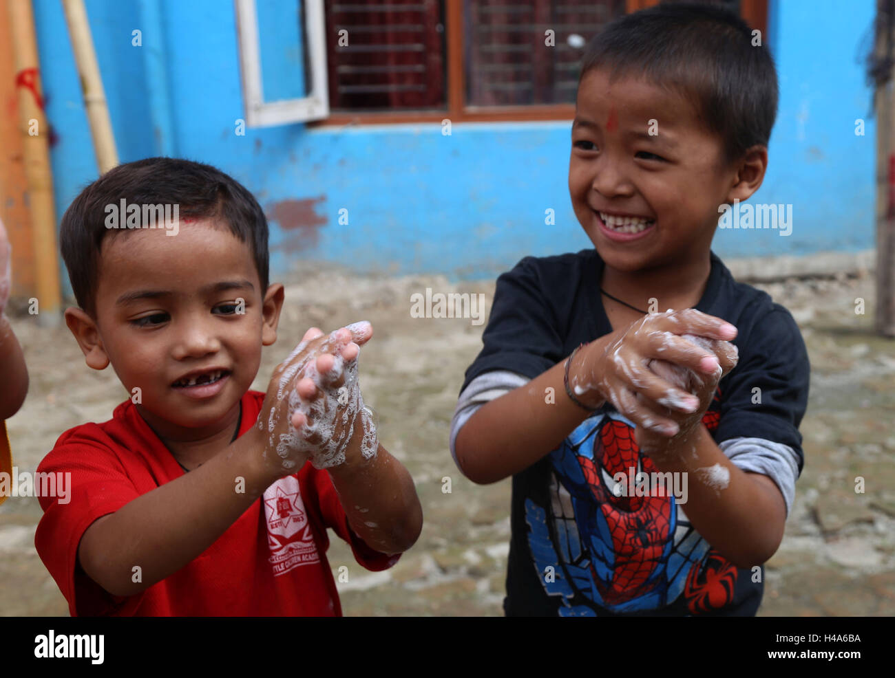 Kathmandu, Nepal. 15. Oktober 2016. Nepalesische Kinder waschen Sie ihre Hände mit Seife während einer Veranstaltung, Global Handwashing Day in Kathmandu, Nepal, 15. Oktober 2016 zu markieren. Global Handwashing Day ist eine jährliche Kampagne feierte am 15. Oktober zu motivieren und mobilisieren die Menschen auf der ganzen Welt um ihre Gewohnheiten Händewaschen zu verbessern. © Sunil Sharma/Xinhua/Alamy Live-Nachrichten Stockfoto