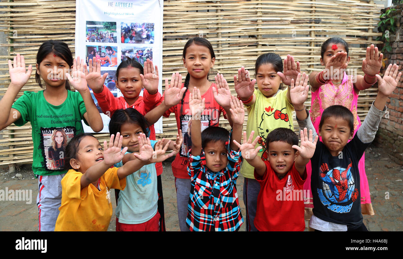 Kathmandu, Nepal. 15. Oktober 2016. Nepalesische Kinder zeigen ihre saubere Hände während eines Ereignisses, Global Handwashing Day in Kathmandu, Nepal, 15. Oktober 2016 zu markieren. Global Handwashing Day ist eine jährliche Kampagne feierte am 15. Oktober zu motivieren und mobilisieren die Menschen auf der ganzen Welt um ihre Gewohnheiten Händewaschen zu verbessern. © Sunil Sharma/Xinhua/Alamy Live-Nachrichten Stockfoto