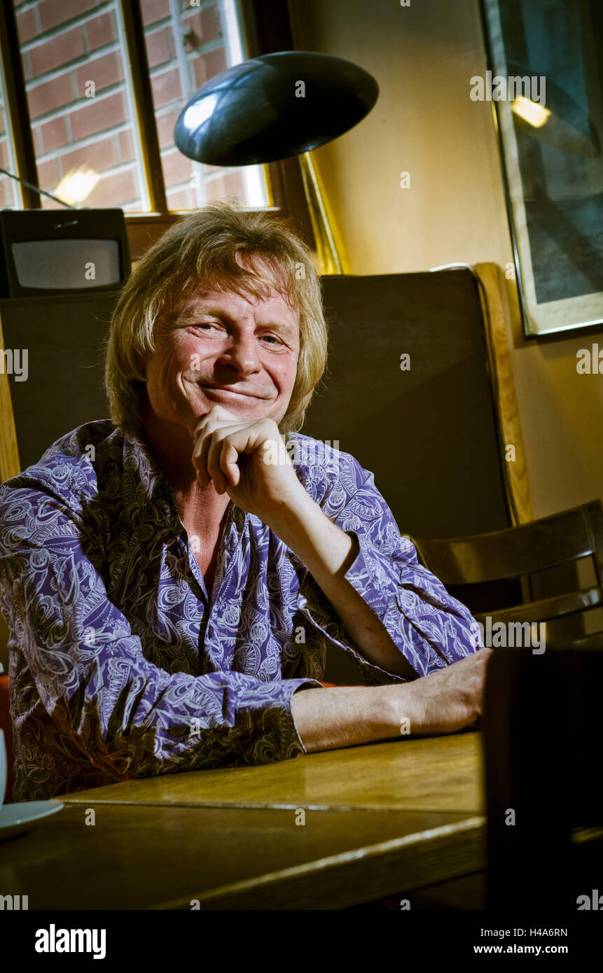 Deutschland, Hamburg, Eimsbüttel, kultige bar "Villa Im Park", Chef Kai-Jo Stockfoto