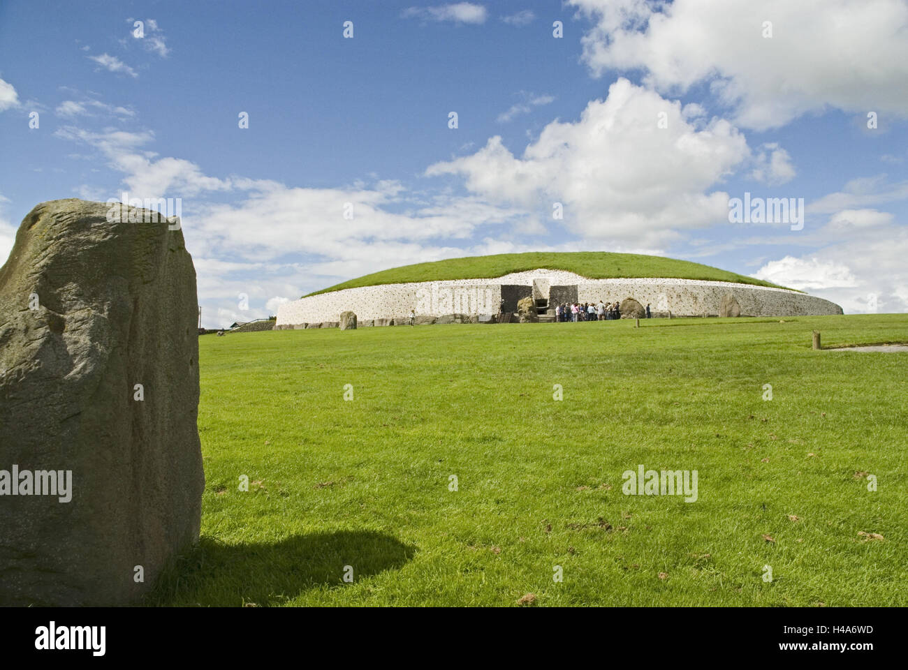 Newgrange, Leinster, Meath, Irland, Newgrange, megalithische Anlage gehen Gräber, Eingang, Besucher, Stockfoto