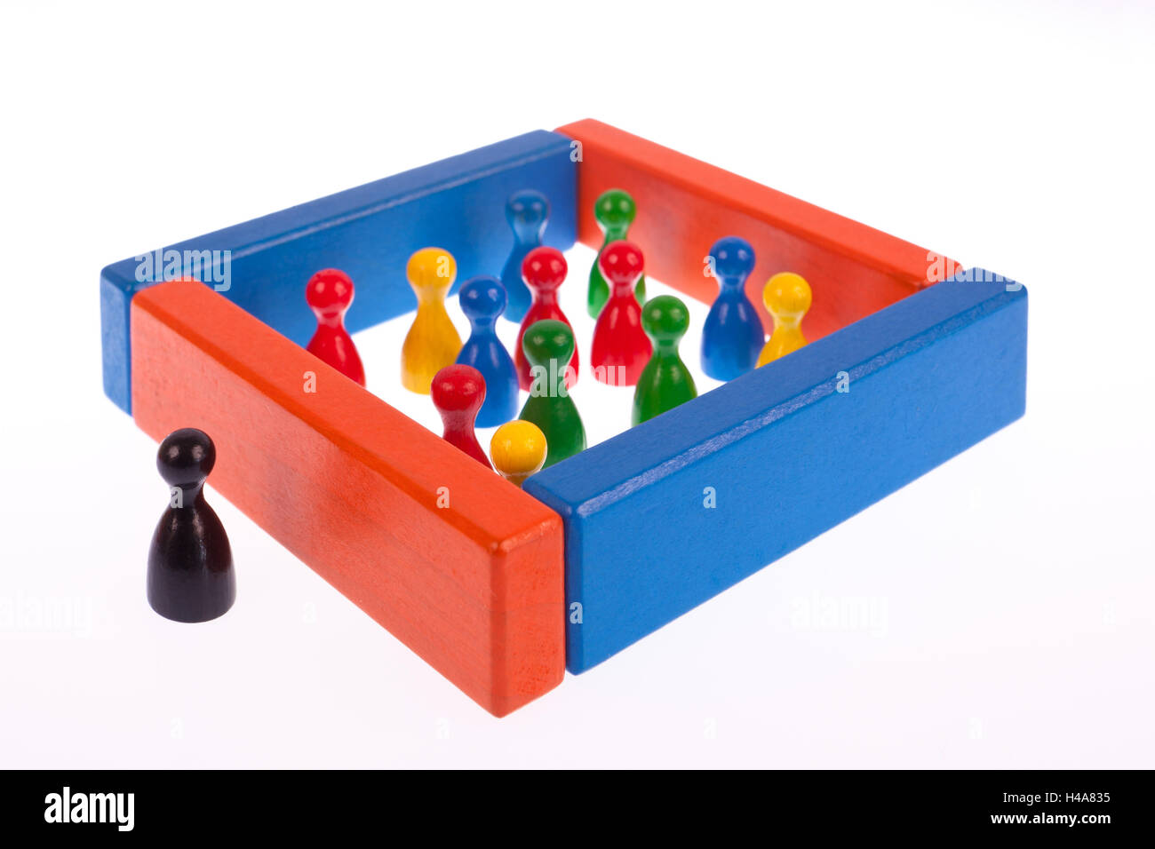 Spielsteine und Komponenten symbolisieren eingesperrt und gesperrt, Stockfoto