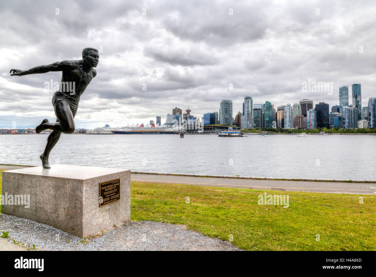 VANCOUVER - Juli 11: The Harry Jerome Statue wacht über den Ufern im Stanley Park 11. Juli 2016 in Vancouver. Stockfoto