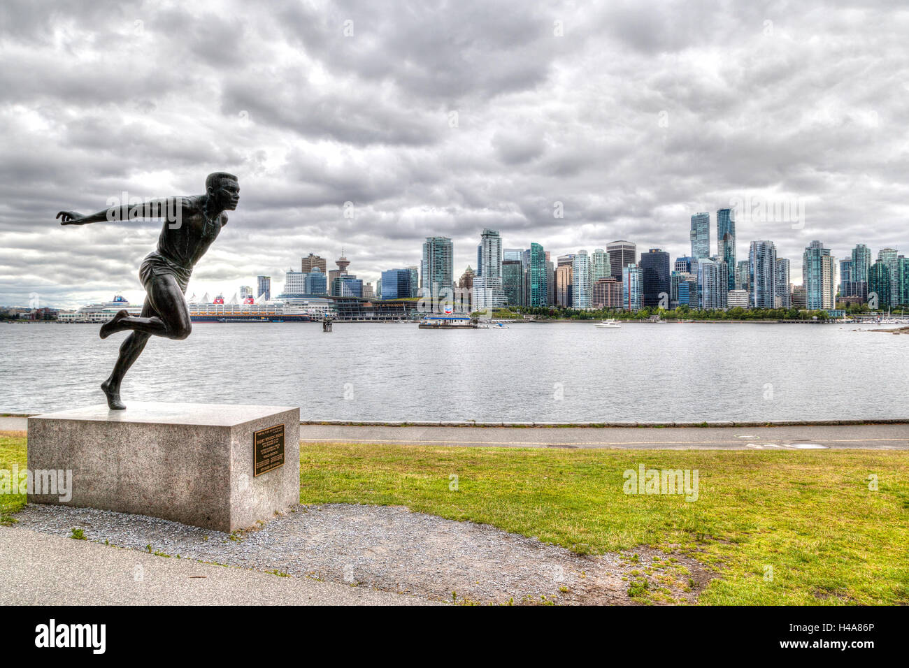 VANCOUVER - Juli 11: The Harry Jerome Statue wacht über den Ufern im Stanley Park 11. Juli 2016 in Vancouver. Stockfoto