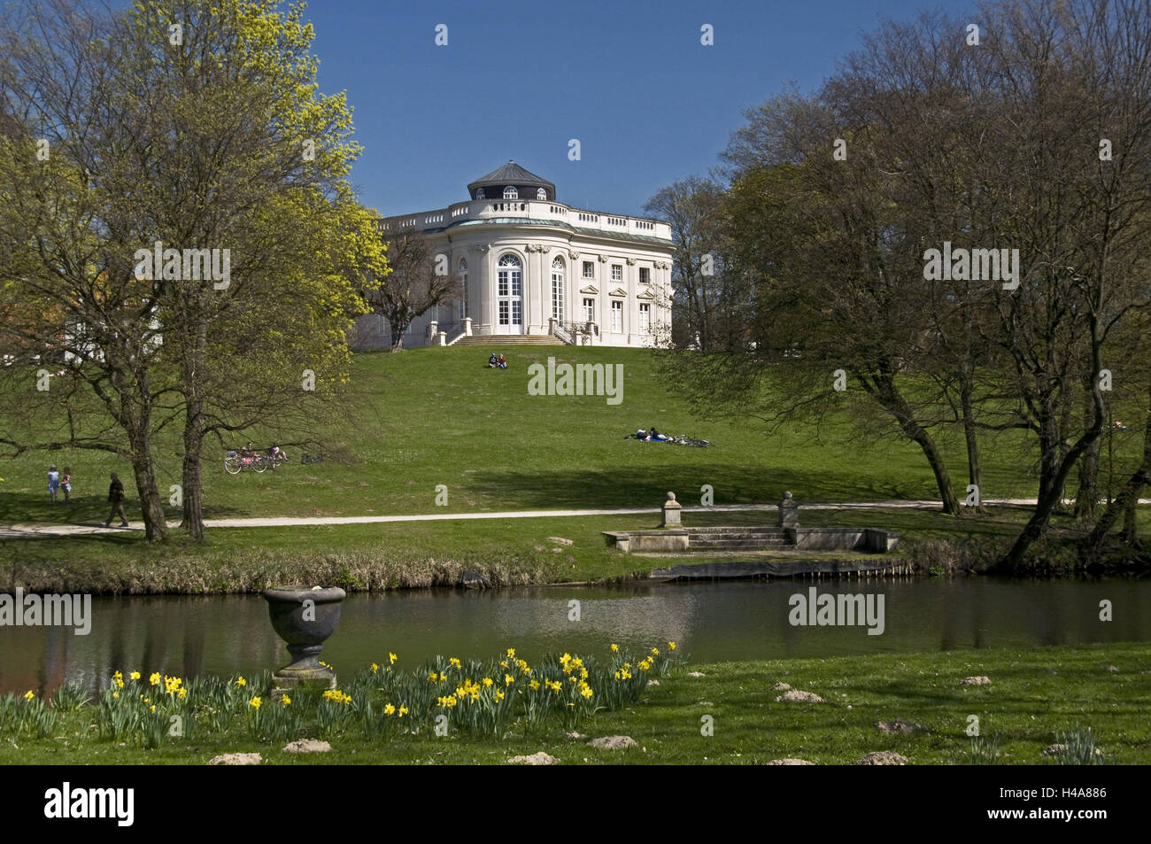Deutschland, Niedersachsen, Braunschweig, Schloss Richmond, Oker, Frühlingswiese, Fluss, Architektur, Gebäude, Sperre, Außenansicht, Ort von Interesse, Tourismus, Reiseziel, Schlossgebäude, Himmel, blau, Sonne, Stockfoto