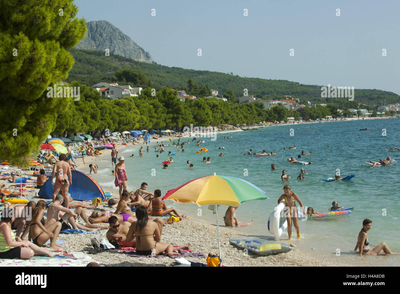 Kroatien, Dalmatien, Makarska Riviera, Tucepi, Strand vor dem Hotel Kastelet, Stockfoto