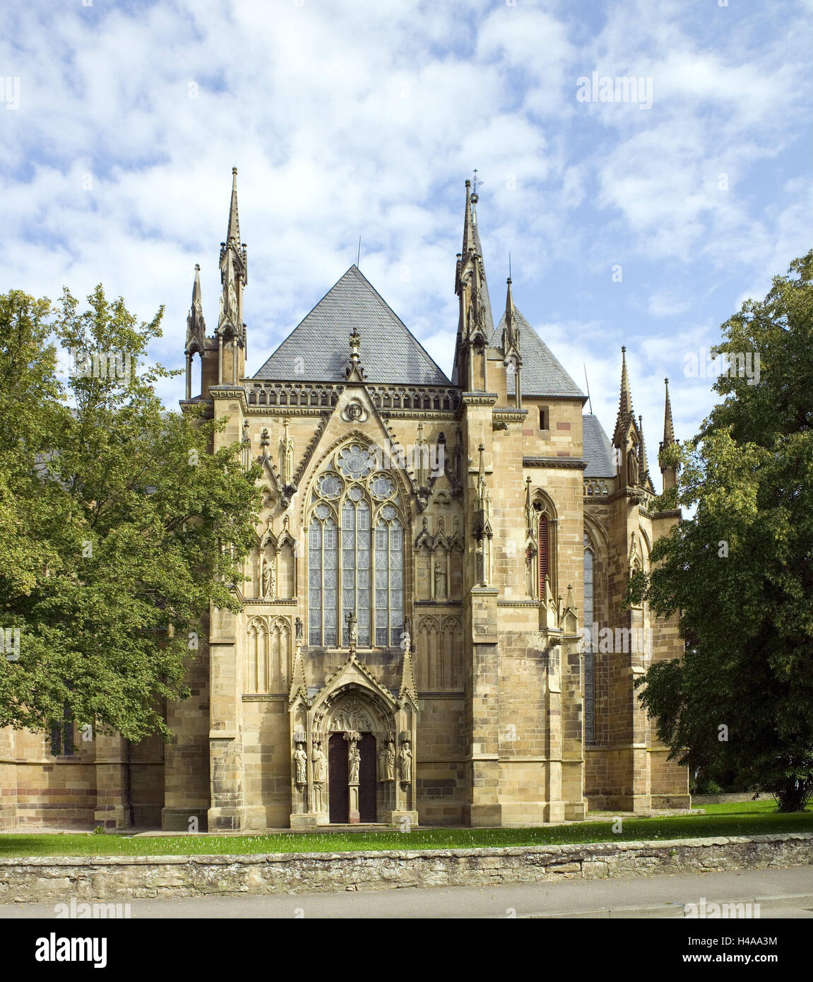 Deutschland, Baden-Wurttemberg, Bad Wimpfen, Wimpfen im Tal, Stiftskirche Kirche, St. Peter, bewölkten Himmel, Kultur, glauben, Struktur, Ritter Pen, sakrale Bau, Kirche, Kirche, historisch, Architektur, Architektur, Gotik, Süd Portal, Ort von Interesse, niemand, Idylle, Bäume, Sommer, BT, Stockfoto