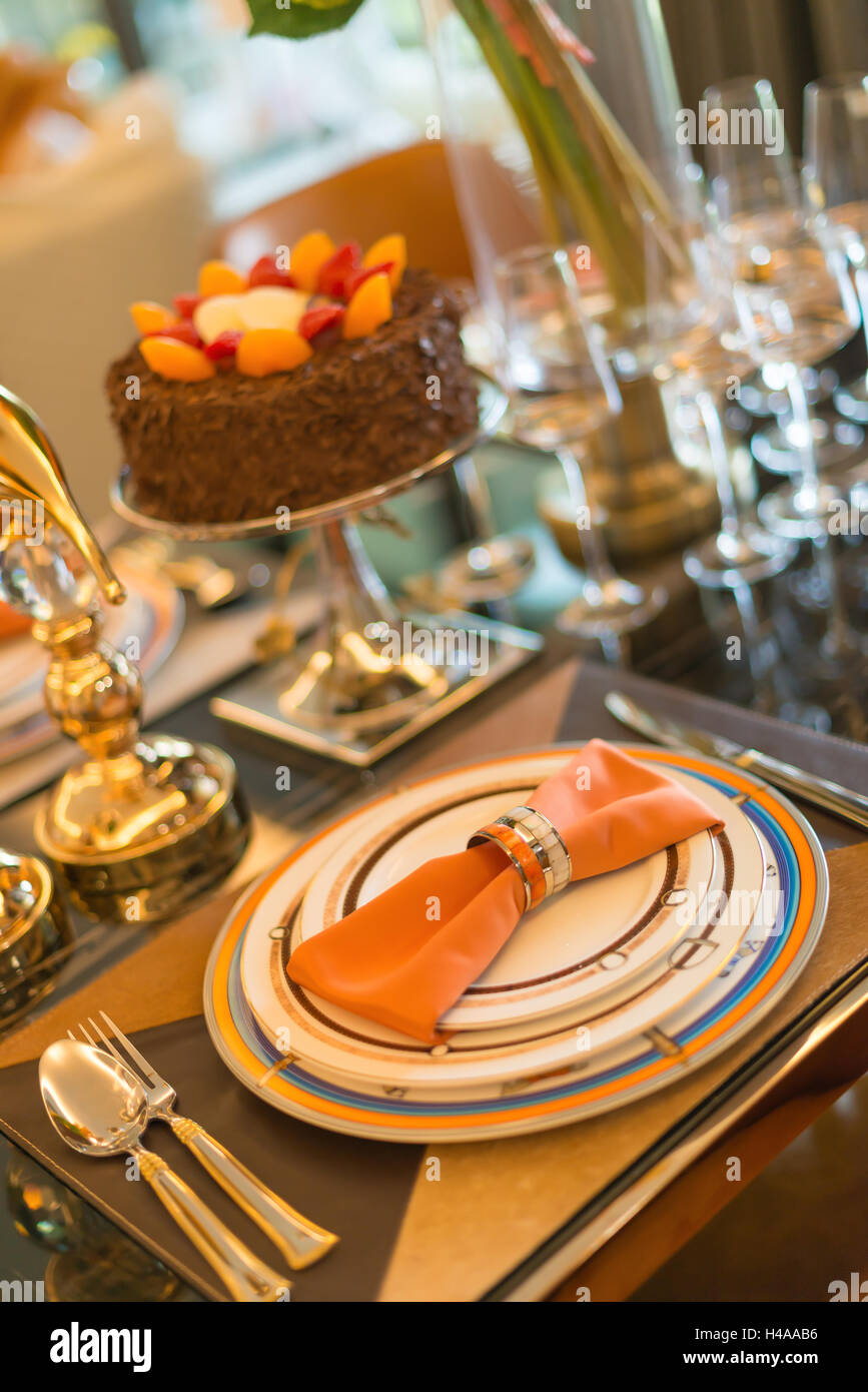 Luxus-Tischdekoration mit einem Geburtstag Kuchen selektiven Fokus Stockfoto