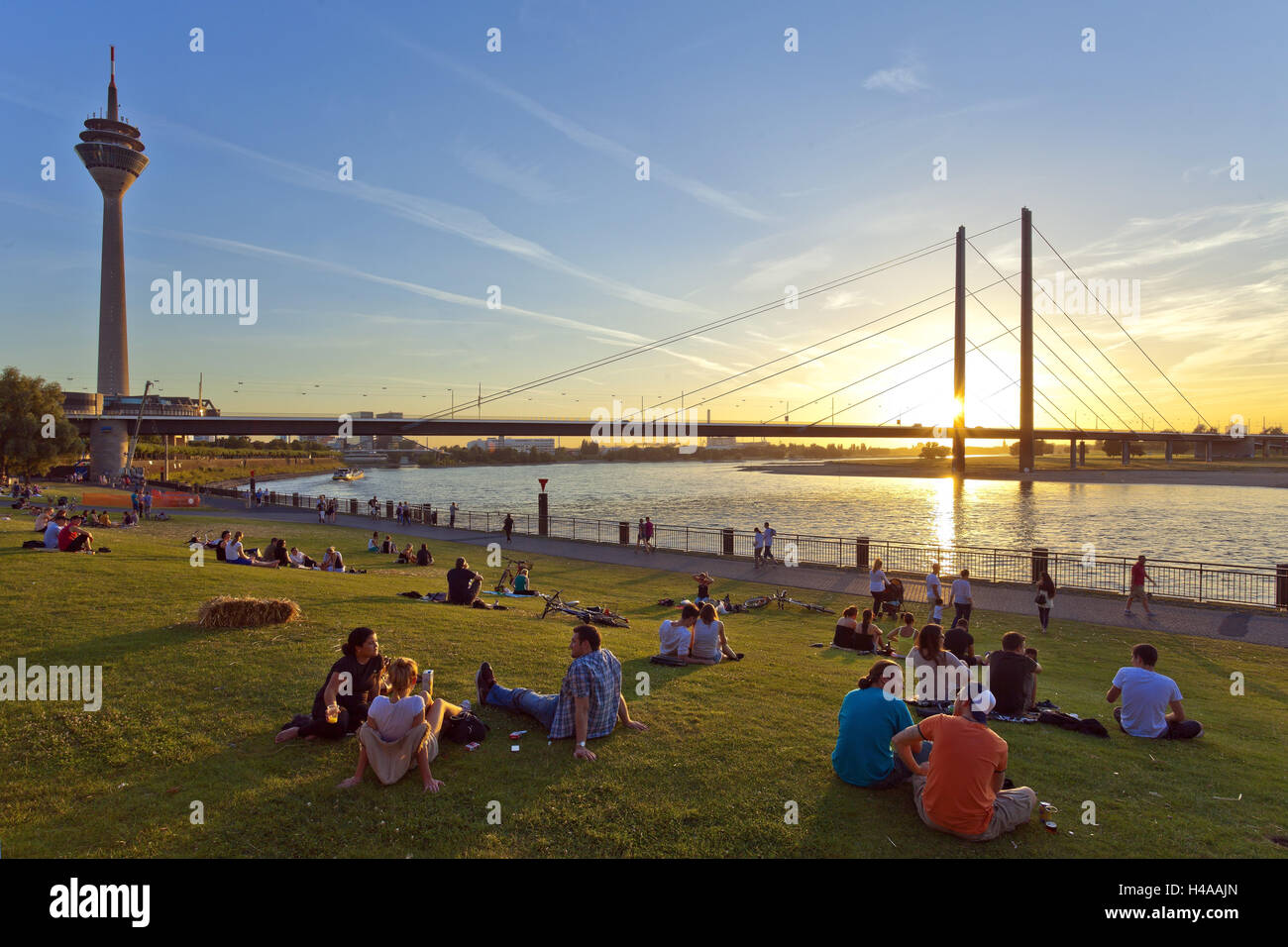 Deutschland, Rhein, Düsseldorf, Rheinufer, Oberkasseler Brücke, Sonnenuntergang, Stockfoto