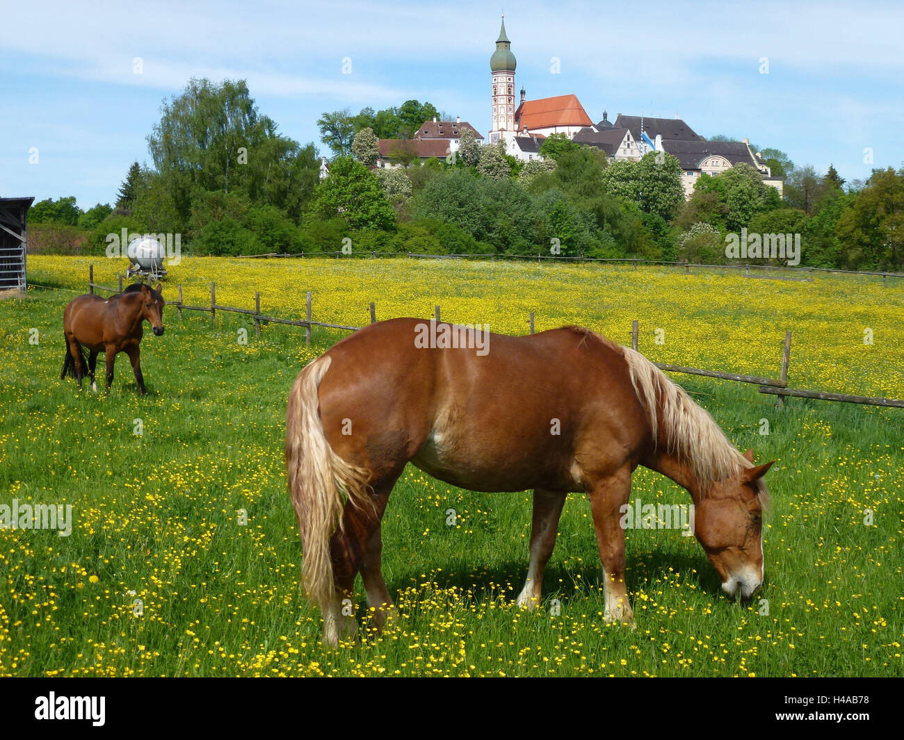 Deutschland, Oberbayern, Andechs, Fahrerlager vor Kloster Andechs, Stockfoto