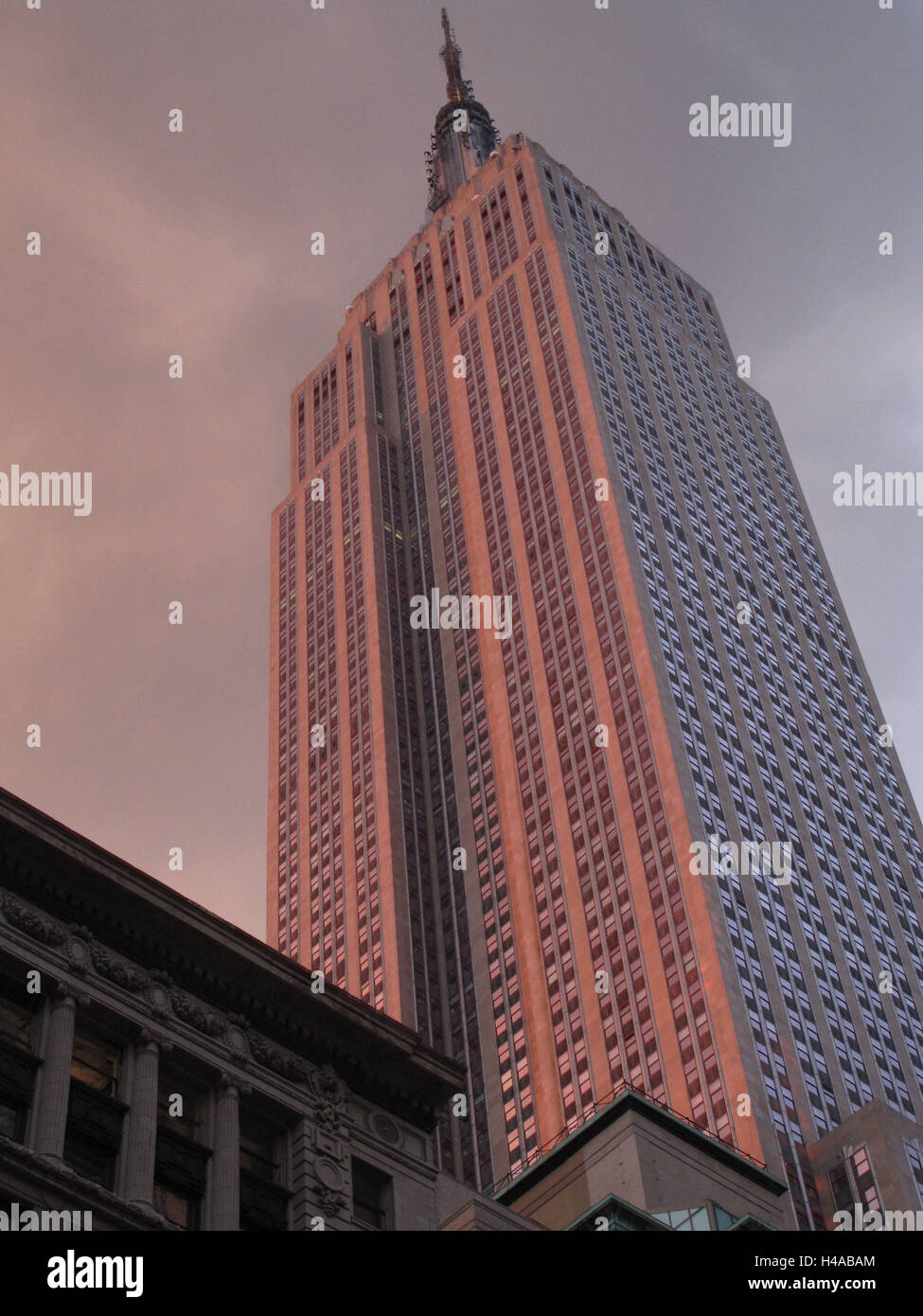 USA, New York City, Empire State Building im Abendlicht, Stockfoto