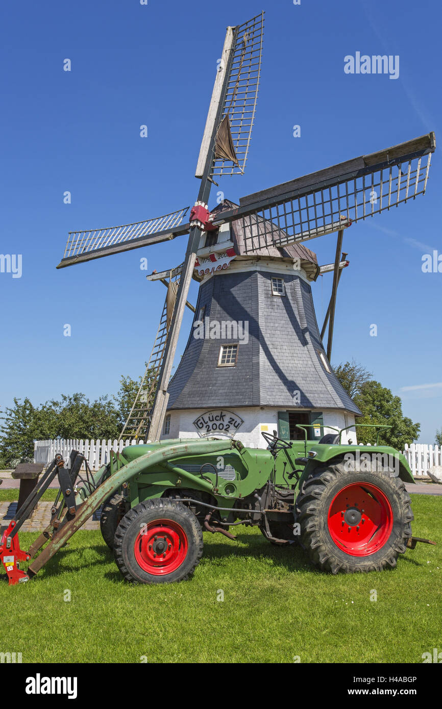 Werdumer Mühle in Werdum, Traktor, Harlingerland, Ostfriesland, Niedersachsen, Stockfoto