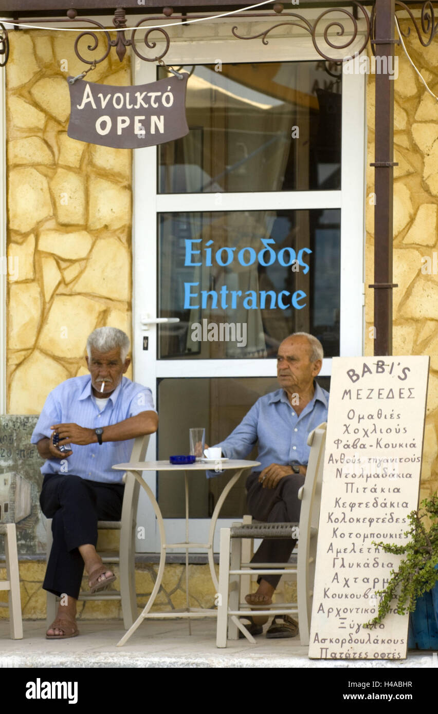 Griechenland, Kreta, Ireapetra, Männer in einer Bar in der Promenade, Stockfoto