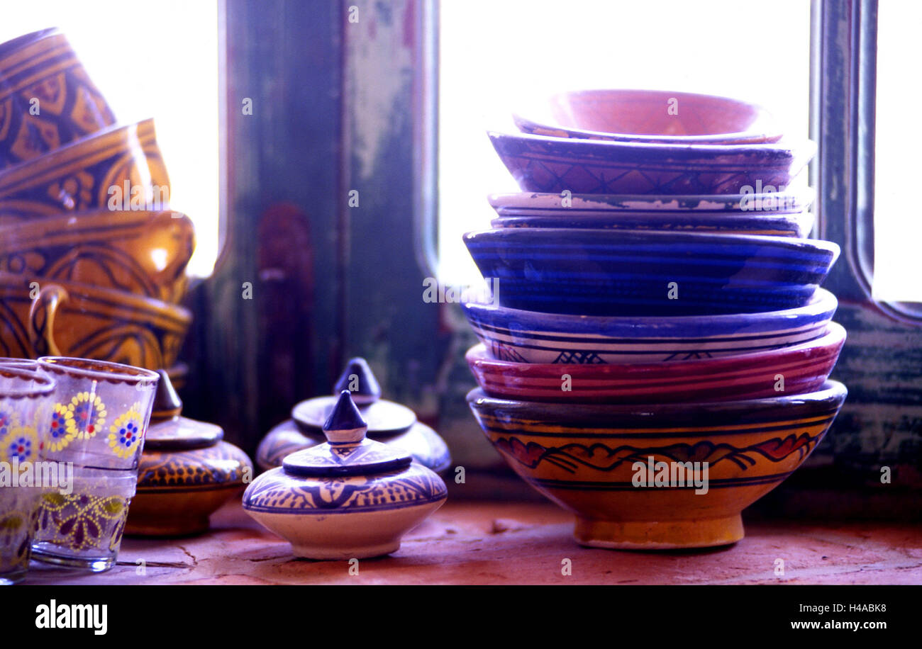 Fensterbank, Geschirr, marokkanisch, Detail, Fenster, Fensterbank, Peelings, gestapelt, Tassen, Dosen, Gläser, Farben, Muster, Ornamente, Stockfoto