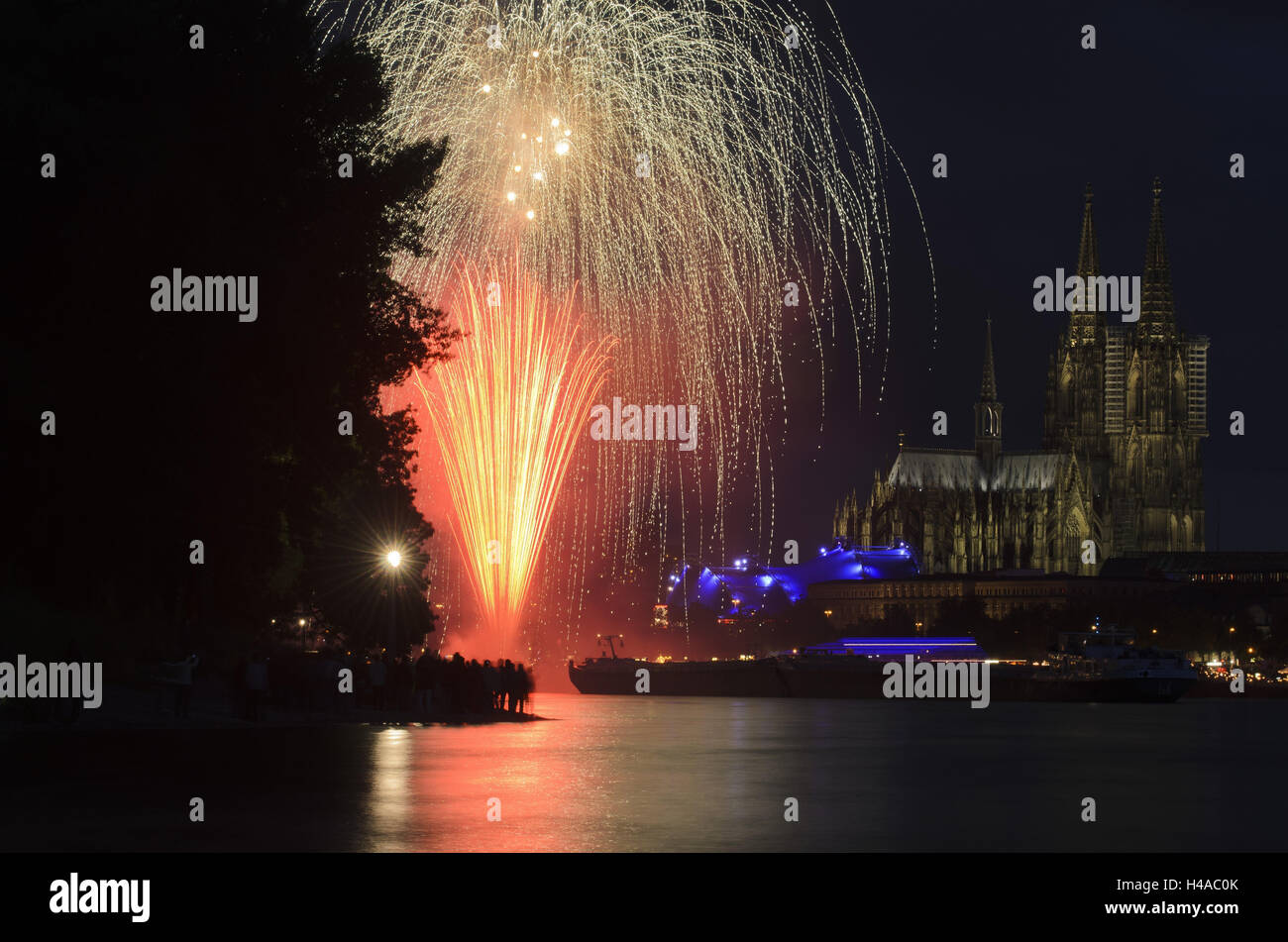 Deutschland, Nordrhein-Westfalen, Rhein, Köln, Feuerwerk vor dem Kölner Dom Event "Kölner Lichter" Stockfoto
