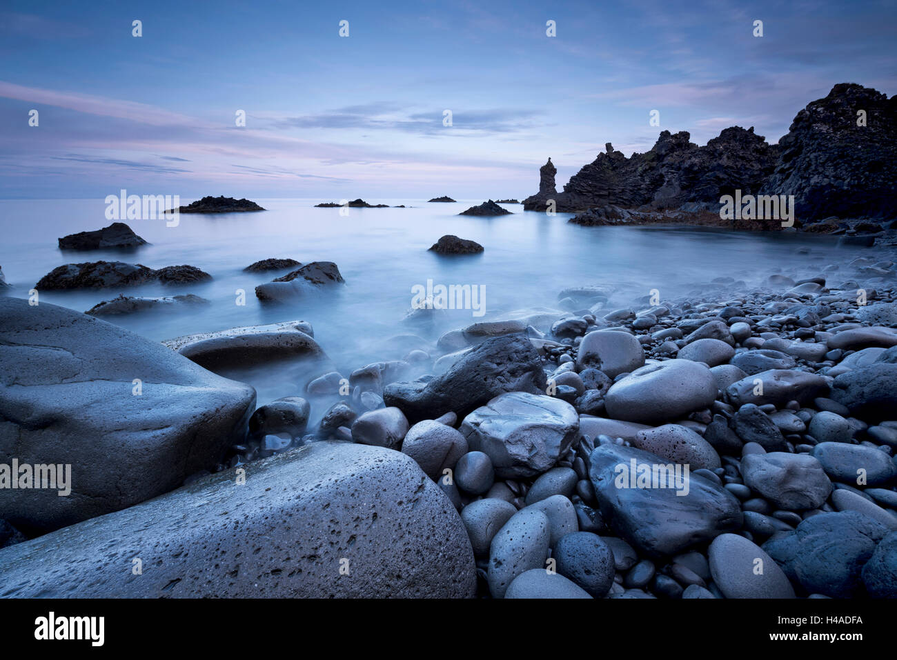 Island, Grindavik, Surf, Küste, blaue Stunde, Stockfoto