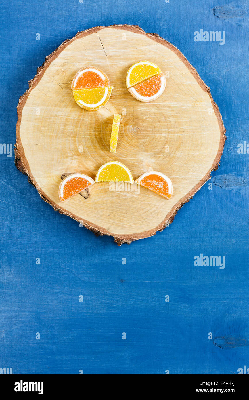 Smiley auf Holzscheibe aus Geleebohnen hergestellt Stockfoto