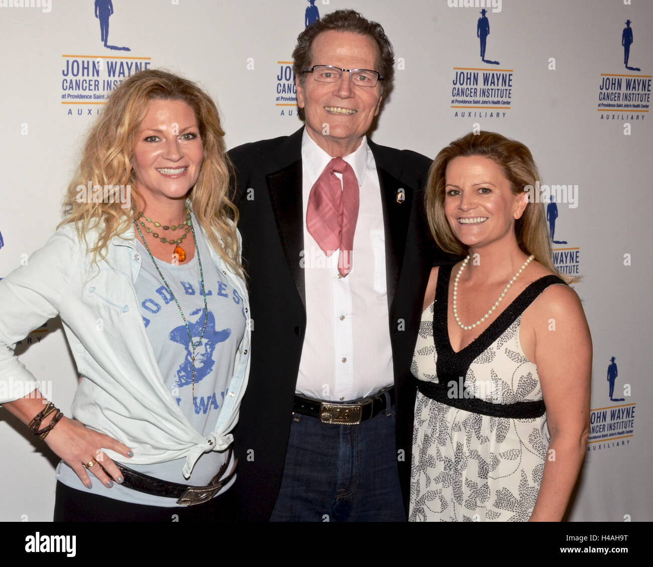 Marisa Wayne, Patrick Wayne und Melanie Wayne besucht die John Wayne Cancer Institute 31. jährliche Odyssey Ball im Beverly Wilshire Four Seasons Hotel am 9. April 2016 in Beverly Hills, Kalifornien. Stockfoto