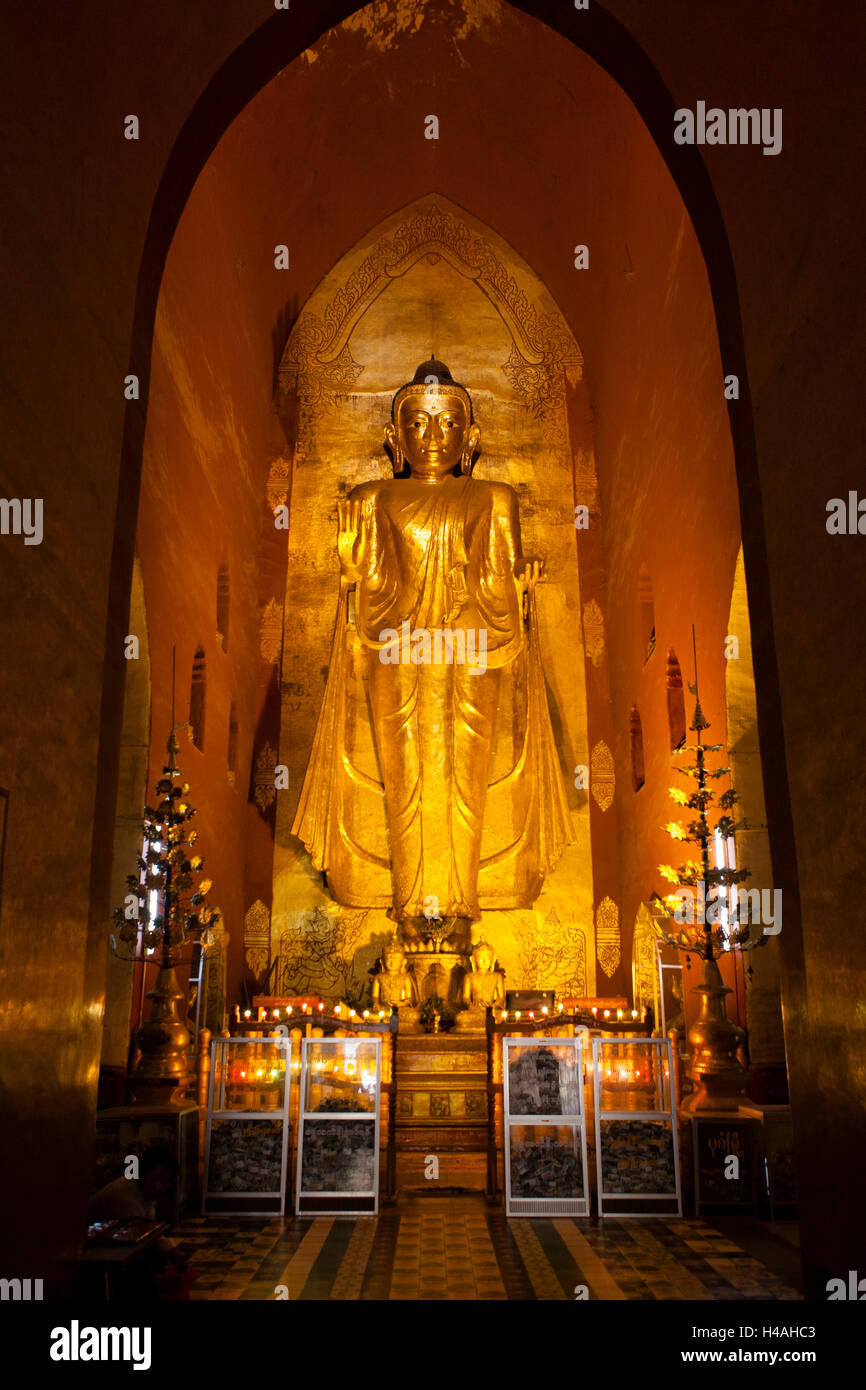 Goldene Buddha-Statue in Ananda-Tempel in Bagan, Myanmar Stockfoto