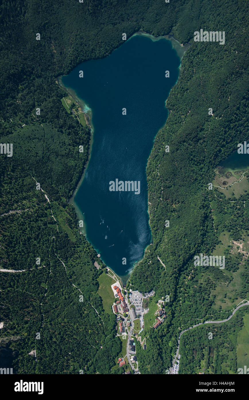 Alpsee, Hohenschwangau Schloss, Luftaufnahme, Bergsee, Badesee, Berg, Wald, Hotels, Schwangau, Allgäu, Deutschland, Füssen Stockfoto