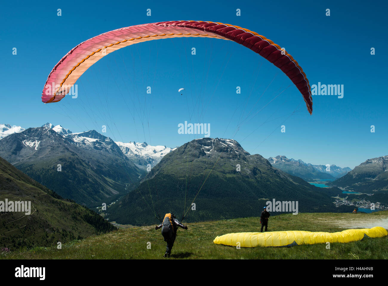 Gleitschirm Start auf Muottas Muragl, Gleitschirm, Engadin, Schweiz, Luftfahrt, Paragliding, Entspannung, Urlaub, Sport, Graubünden, Fläche von Maloja Stockfoto