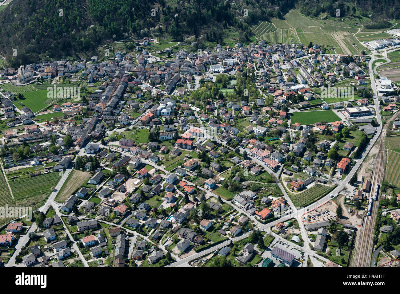 Caldonazzo, Val Sulgana, Luftaufnahme, Stadtzentrum, Sommer, Trentino, Italien Stockfoto